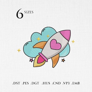 Könnte beinhalten: Eine Illustration einer Rakete mit einem rosa Herz, vor einer blauen Wolke mit gelben Sternen. Der Text "6 SIZES" steht über der Rakete, und Stickdateiformate sind unten aufgeführt.