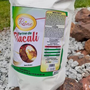 Peut inclure: Un sac blanc de farine de manioc "Reine Farine de Placali", avec des accents verts et jaunes. L'emballage comprend des instructions de cuisson et des informations nutritionnelles. Le sac contient 500g de farine.