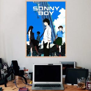 Może przedstawiać: Prostokątny plakat ścienny przedstawiający anime Sonny Boy z napisem SONNY BOY u góry. Ilustracja ukazuje trzy postacie w otoczeniu szkoły z niebieskim niebem i wysoką konstrukcją w tle, wykonaną w żywym stylu anime.