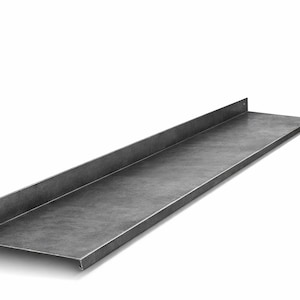 Pode incluir: Uma prateleira retangular de metal cinza com uma borda traseira elevada e uma aba frontal. A prateleira é feita de uma única peça de metal e é projetada para montagem na parede. A prateleira tem aproximadamente 76 cm de comprimento.
