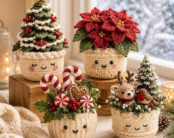 Puede incluir: Cuatro decoraciones amigurumi de ganchillo en macetas color crema con caras bordadas. El conjunto incluye un árbol de Navidad con estrella, una flor de Pascua roja, un arreglo de bastones de caramelo y un reno con un pequeño pájaro.