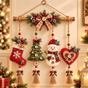 Puede incluir: Una decoración de pared que consiste en una rama de madera horizontal adornada con un lazo a cuadros, ramas de pino y bayas rojas. De la rama cuelgan cuatro adornos: un calcetín rojo, un árbol de Navidad verde, un muñeco de nieve y un corazón rojo.