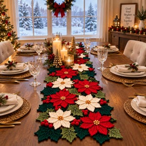Peut inclure: Un chemin de table en crochet rectangulaire et long, orné d'un motif répétitif de fleurs de poinsettia rouges et blanches, de feuilles de houx vert foncé et de petites baies rouges. Les motifs floraux sont disposés en une ligne dense.
