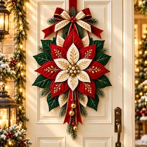 Puede incluir: Un adorno navideño para puerta con una gran flor de pascua central de pétalos de tela acolchada en rojo y crema, acentuada por hojas verdes, agujas de pino y un lazo superior. El arreglo incluye bayas doradas y rojas, además de cascabeles dorados colgantes.