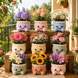 Può includere: Nove vasi all'uncinetto con facce sorridenti, ognuno contenente un diverso arrangiamento di fiori artificiali tra cui lavanda, tulipani, margherite, girasoli e rose. I vasi presentano un bordo bianco smerlato e piccoli piedini.