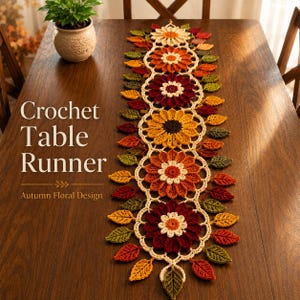 Puede incluir: Un camino de mesa de ganchillo con una serie de motivos florales interconectados en tonos crema, amarillo, naranja y rojo oscuro, rodeados de pequeñas hojas de ganchillo en verde, amarillo y rojo. El texto dice Crochet Table Runner Autumn Floral Design.