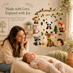 Peut inclure: Un mobile pour bébé en crochet avec un cadre circulaire en bois orné de feuilles vertes, des figurines en laine suspendues représentant un singe, un panda, un hibou, un raton laveur, un renard, un cerf, un hérisson et un champignon.