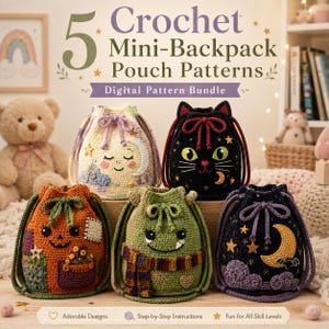 Può includere: Un pacchetto di modelli digitali intitolato 5 Crochet Mini-Backpack Pouch Patterns che presenta cinque sacchetti con coulisse con disegni tra cui una luna, un gatto nero, una zucca, un mostro verde e un cielo notturno con luna e stelle.