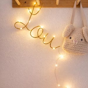 Luce notturna a LED con nome personalizzato in filo metallico – Decorazione per cameretta dei bambini fatta a mano