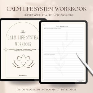 Puede incluir: Dos tabletas digitales que muestran un cuaderno de trabajo titulado "Calm Life System Workbook". La tableta izquierda muestra la portada con un diseño de flor de loto. La tableta derecha muestra una página rayada con el título "My Calm Life Plan". Un lápiz óptico descansa sobre la tableta derecha.