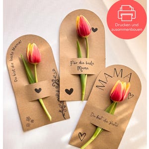 Pode incluir: Três cartões de Dia das Mães feitos à mão com tulipas. Cada cartão é feito de cartão marrom e apresenta uma tulipa vermelha e amarela. Os cartões têm texto manuscrito e desenhos de coração. Um cartão diz "Mama".