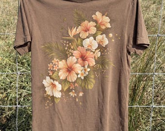 Camiseta con estampado de flores tropicales vintage, camiseta con estampado de hibisco, top estilo botánico isleño retro, camiseta de regalo con flores Comfort Colors®