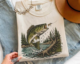 Camiseta vintage con estampado de pesca de lubina, camiseta de fauna lacustre, top de estilo rústico para aventuras al aire libre, camiseta de regalo para pescadores Comfort Colors®