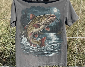 Camiseta gráfica retro de pesca de bagre, camiseta de depredador de río nocturno, top oscuro estilo pescador al aire libre, camiseta de regalo de peces Comfort Colors®