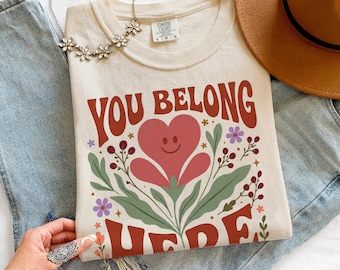 Camiseta gráfica Corazón de Bondad, Tú Perteneces Aquí Camiseta de Inclusión en el Aula para Maestros, Camiseta de Motivación para el Personal Escolar, Camiseta de Regalo Comfort Colors®