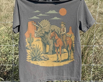 T-shirt graphique vintage animalier tricératops, t-shirt illustration Old West Desert, chemise dinosaure Comfort Colors®, cadeau nature rétro western