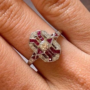 Art Deco Schild Verlobungsring – Rubin & Moissanit Diamant Ring – 14K Weißgold Vintage Filigraner Cocktail Ring