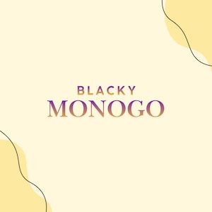 Pode incluir: Um gr&aacute;fico quadrado amarelo-p&aacute;lido com o texto BLACKY MONOGO em uma fonte com degrad&ecirc; de roxo para laranja. O design inclui linhas pretas finas e curvas nos cantos superior direito e inferior esquerdo, criando uma composi&ccedil;&atilde;o abstrata simples.