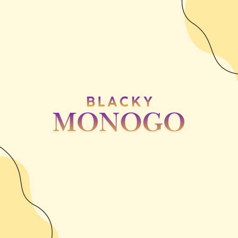 Pode incluir: Um gr&aacute;fico quadrado amarelo-p&aacute;lido com o texto BLACKY MONOGO em uma fonte com degrad&ecirc; de roxo para laranja. O design inclui linhas pretas finas e curvas nos cantos superior direito e inferior esquerdo, criando uma composi&ccedil;&atilde;o abstrata simples.