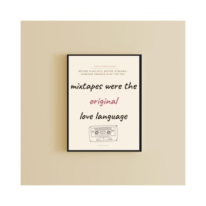 Peut inclure: Une affiche encadr&eacute;e avec le texte "mixtapes were the original love language" en noir et rose. En dessous du texte se trouve un dessin au trait d'une cassette. L'affiche est dans un cadre noir.