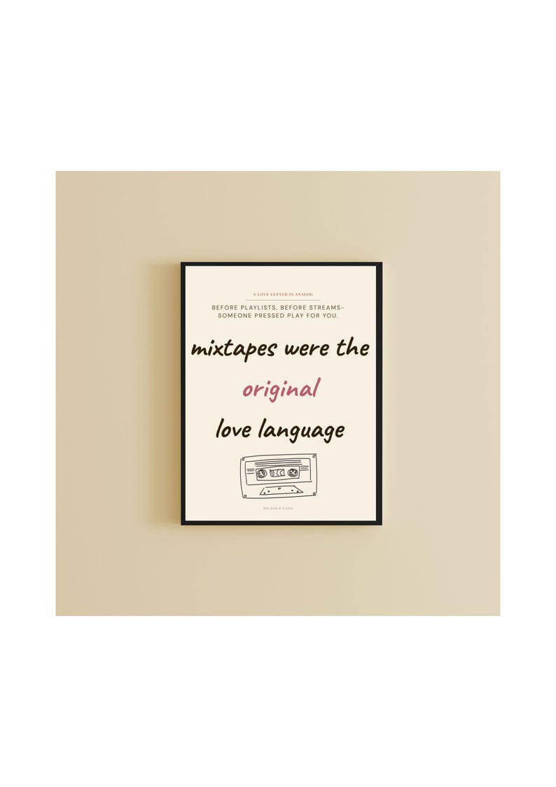 Peut inclure: Une affiche encadr&eacute;e avec le texte "mixtapes were the original love language" en noir et rose. En dessous du texte se trouve un dessin au trait d'une cassette. L'affiche est dans un cadre noir.