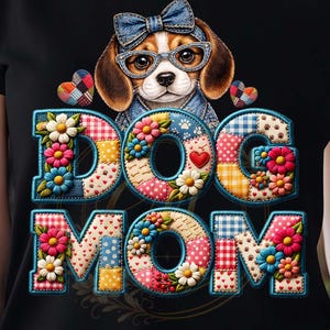 Puede incluir: Camiseta negra con un beagle con gafas y un lazo vaquero. Las palabras "DOG MOM" están escritas en letras de patchwork coloridas adornadas con flores y corazones. Un diseño encantador y caprichoso.