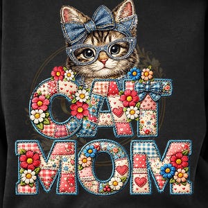 Puede incluir: Sudadera negra con un gato con gafas y un lazo vaquero. Las palabras "CAT MOM" están escritas en un diseño de patchwork con detalles florales. El gato tiene un lazo vaquero y gafas. Las letras están decoradas con flores y corazones.