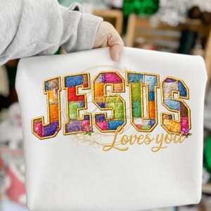 Jesus liebt dich (PNG), christliches Patchwork-Design, digitaler Download im Stickstil, Design für Glaubens-Shirts, christliches Oster-PNG, religiöses DTF