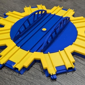 Könnte beinhalten: Ein Set aus drei Keramikbechern mit gesprenkelter, matter Oberfläche. Die Becher sind in Creme-, Hellgrau- und Dunkelgrautönen gehalten. Jeder Becher hat ein schlichtes, minimalistisches Design und einen abgerundeten Griff.