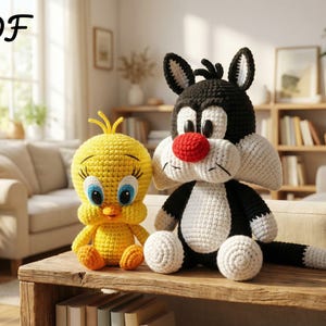 Può includere: Due peluche all'uncinetto dei personaggi dei cartoni animati, Titti e Silvestro il gatto, sono seduti su una superficie di legno. Titti è giallo con occhi blu e piedi arancioni. Silvestro è bianco e nero con un naso rosso. La parola "PDF" è nell'angolo in alto a sinistra.
