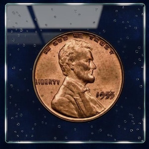 Può includere: Un penny di rame del 1955 racchiuso in un blocco di vetro trasparente e quadrato. La moneta presenta il profilo di un uomo e le scritte "IN GOD WE TRUST" e "LIBERTY". Il vetro ha goccioline d'acqua.