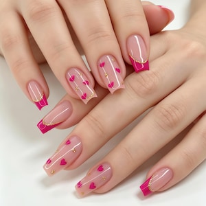 Unghie finte personalizzate / French rosa acceso con bordo dorato, piccolo cuore e stella decorativi. Nail art riutilizzabile fatta a mano per appuntamenti, outfit romantici di tutti i giorni.