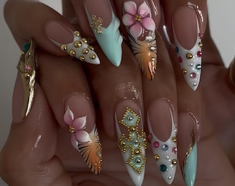 Boho Juwel Fusion Press on Nails - Stiletto Form mit Türkis, Goldketten, 3D-Blumen, bunte Edelsteine | Eklektische Festival Nail Art
