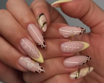 Uñas postizas reutilizables hechas a mano con estampado floral de leopardo rosa, forma almendrada con flores en 3D, detalles dorados y lunares.