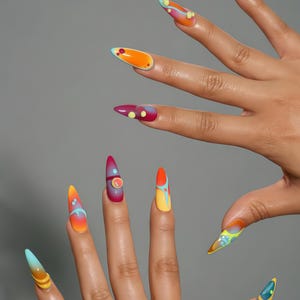 Peut inclure: Ongles en acrylique longs et pointus avec un design abstrait coloré. Les ongles présentent un dégradé de couleurs, notamment orange, jaune, bleu et violet, avec de petits accents ronds. Les ongles sont une déclaration artistique vibrante.