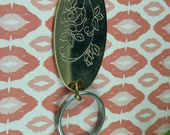 Llavero ovalado vintage en tono dorado con diseño floral grabado / Llavero metálico floral / Llavero botánico minimalista / Elegante estilo vintage