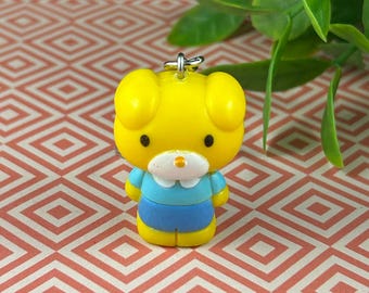 Llavero JODY hecho a mano – Charm de perro Sanrio amarillo – Personaje Sanrio vintage – Llavero con figura reciclada adorable – Regalo kawaii
