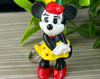 Llavero vintage de Minnie Mouse de 1986 – Figura de Disney de Bullyland – Sombrero de flores rojas, falda amarilla – Llavero retro coleccionable hecho a mano