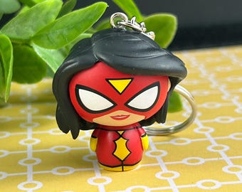 Llavero Funko Pint Size de Spider-Woman de Marvel, hecho a mano / Llavero con figura de vinilo de cabeza giratoria / Mini juguete coleccionable de Marvel