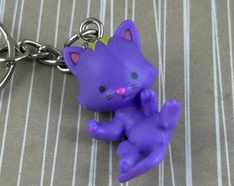 Llavero de gatito Mittens de Twozies Temporada 1 / Charm de gato morado hecho a mano / Mini llavero de juguete / Lindo artículo coleccionable pequeño / Accesorio de animal kawaii