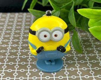 Llavero OTTO hecho a mano – Charm de Minions: El Origen de Gru – Juguete reciclado de UCS LLC – Cara de sorpresa grande – Charm de personaje de película adorable – Favorito de los fans