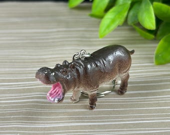 Llavero de hipopótamo con la boca abierta – Charm de hipopótamo hecho a mano, llavero de animal de estilo vintage de Topps Material, lindo charm de hipopótamo para bolso, regalo de animal del zoológico