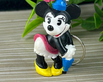 Llavero vintage de Minnie Mouse de 1986 – Figura pintada a mano de Bullyland Disney – Llavero hecho a mano con sombrero de flores y paraguas azul – Encanto retro
