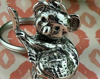 Llavero de koala plateado sosteniendo una rama / Llavero de koala de estilo vintage / Regalo para amantes de los animales / Lindo dije de koala / Recuerdo de la fauna australiana