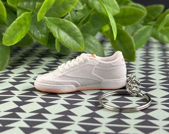 Llavero de zapatillas ZURU Mini Brands / Reebok Club C 85 Style Cloud White Aura Orange / Llavero de zapato hecho a mano / Mini dije de zapatilla