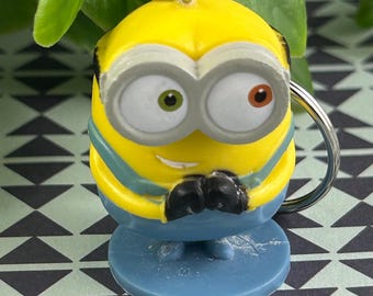 Llavero Bob Minion hecho a mano / Minions de Mi Villano Favorito UCS LLC Juguete / Lindo dije de Bob el Alegre / Llavero Minion amarillo Kawaii / Heterocromía