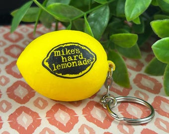 Llavero antiestrés de limón de Mike’s Hard Lemonade / Artículo promocional coleccionable de la marca / Llavero de espuma blanda / Merchandising de bebidas novedoso / Lindo color amarillo