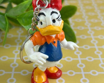 Llavero vintage de Daisy Duck de Bullyland de 1986 / Artículo coleccionable de Disney pintado a mano / Charm de juguete retro de los 80 / Regalo de llavero hecho a mano