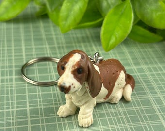 Llavero de Basset Hound – Charm de perro vintage Topps hecho a mano, lindo llavero de Basset Hound para bolso, llavero con figura de perro en miniatura, regalo para amantes de los perros