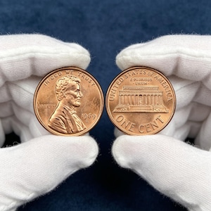 以下が含まれることがあります： 両面が見える2枚の銅色の1969年Sリンカーン・ペニー硬貨。表面にはエイブラハム・リンカーンと「IN GOD WE TRUST」「LIBERTY」「1969 S」の文字。裏面にはリンカーン記念堂と「UNITED STATES OF AMERICA」「ONE CENT」の文字が刻まれています。